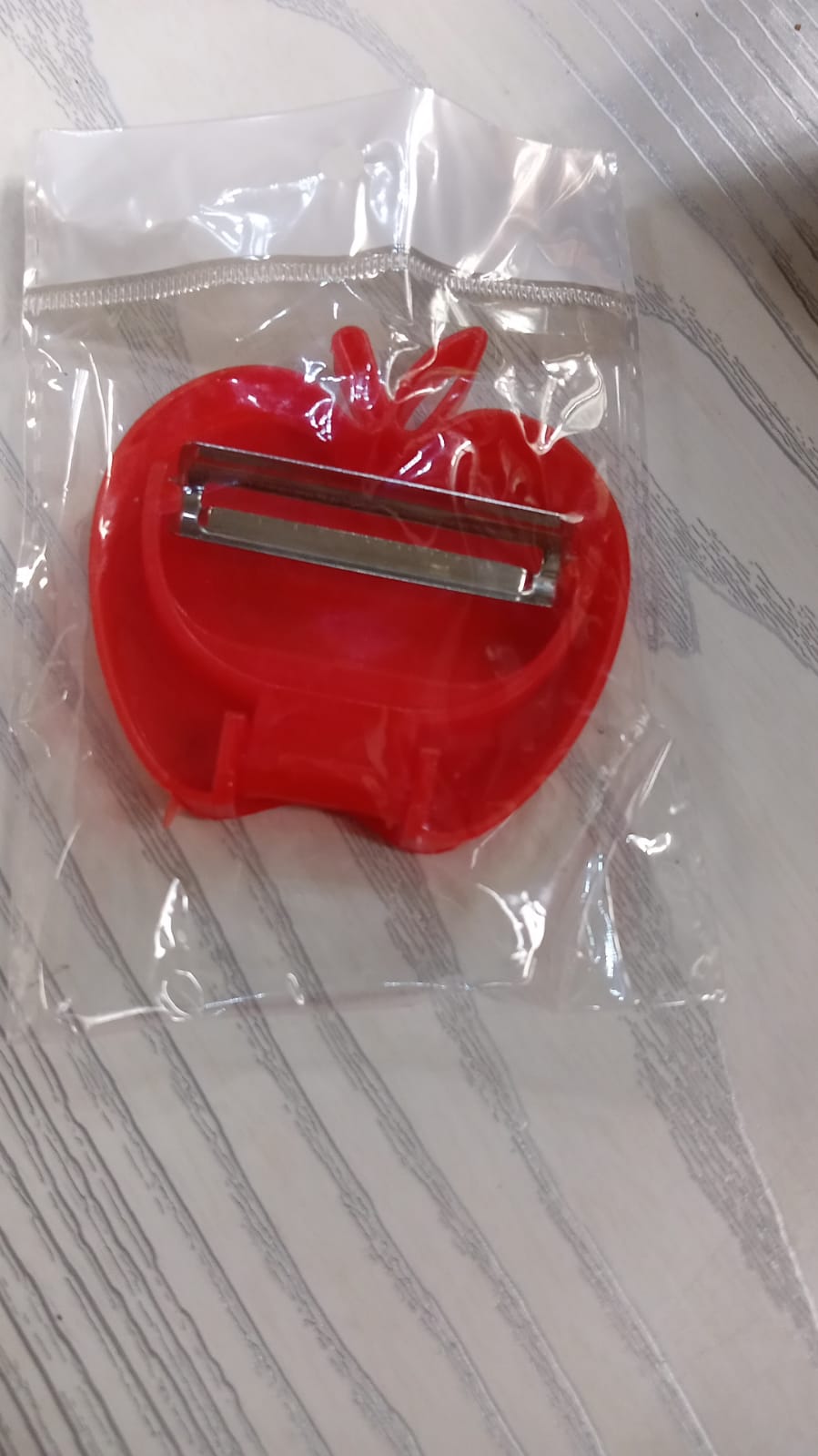 Apple-Shaped Folding Peeler