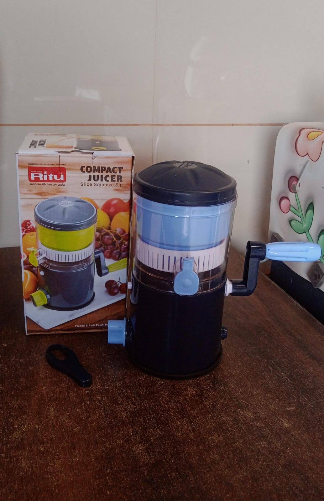 Manual Compact Fruit Juicer