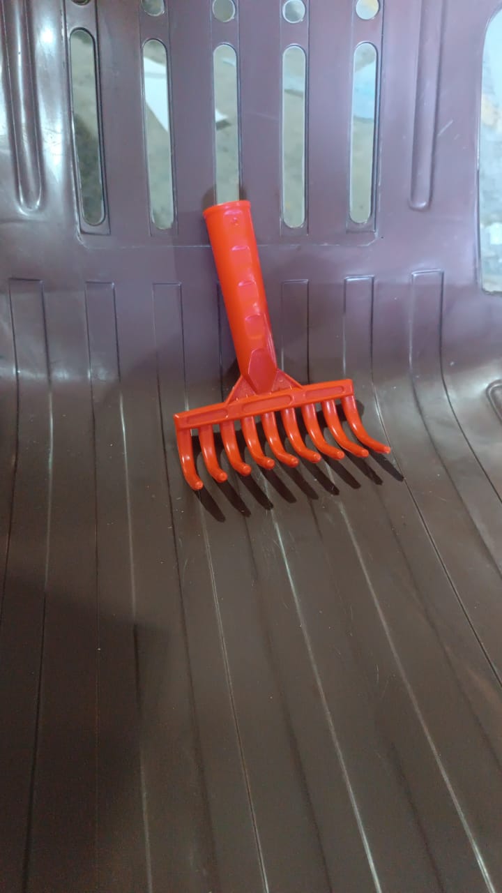 Plastic 9-Tooth Garden Hand Rake